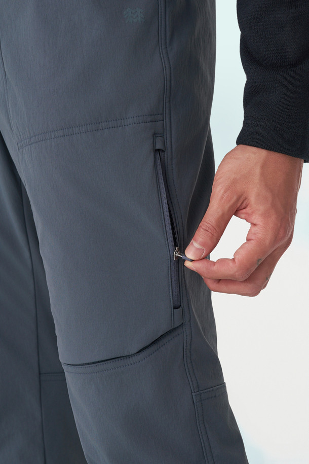 남성 레귤러핏 디본딩 퍼티그 팬츠는 등산, 아웃도어, 일상생활에서 활용하기 좋은 겨울용 긴바지입니다. 나일론과 폴리우레탄 혼방 소재로 제작되어 부드러운 촉감과 우수한 신축성을 제공하며, 기모 안감으로 보온성을 높였습니다. 스포티한 스타일의 무지 디자인으로, 디본딩 구조와 레귤러핏이 편안한 착용감을 선사합니다. 허리 조절 끈, 앞주머니, 지퍼 포켓, 밑단 스냅 단추 및 조절 끈 등 다양한 기능성 디테일을 갖추어 등산룩, 캠핑룩, 여행룩 등 다양한 TPO에 활용 가능합니다.
