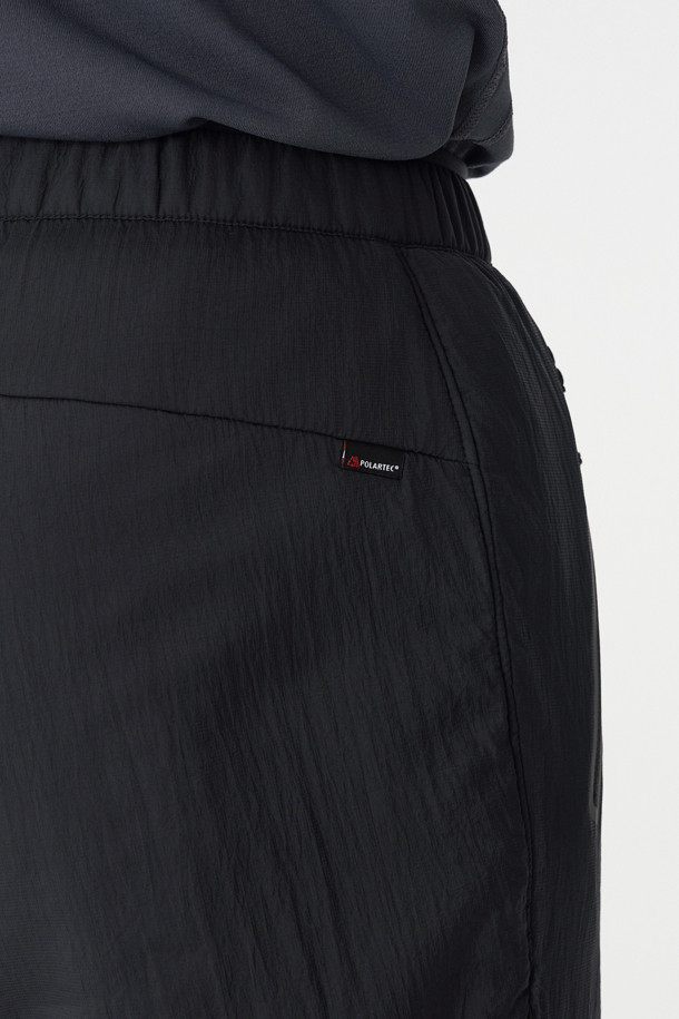 남성 폴라텍 알파 다이렉트 (Polartec Alpha Direct) BPL 팬츠는 하이킹과 백패킹에 적합한 남성용 등산 팬츠입니다. 블랙 컬러에 루즈핏으로 제작되었으며, 겨울철 보온성을 책임지는 두꺼운 두께감의 폴리에스터 소재를 사용했습니다. 내부에는 폴라텍 알파 다이렉트 120 안감을 적용하여 보온성과 통기성을 동시에 갖췄습니다. YKK 지퍼 사이드 포켓, 허리 안쪽 엘라스틱 밴드 및 스트링, 밑단 원단 보강 등의 디테일로 기능성을 높였으며, 스포티, 고프코어, 미니멀 스타일을 연출하기 좋습니다.
