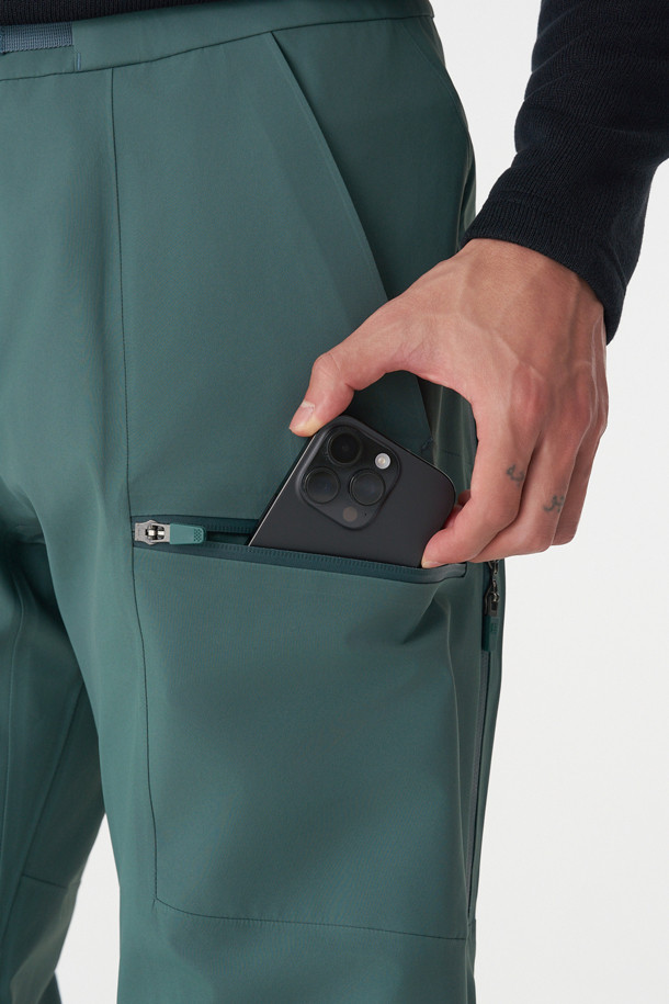 남성 스노우 방수 팬츠는 하이킹과 스노우스포츠에 적합한 겨울용 긴 바지입니다. 3L 방수 원단과 심실링 처리, 발수 기능으로 눈, 비로부터 완벽하게 보호하며, 방풍 및 보온 기능으로 쾌적한 활동을 보장합니다. 루즈핏으로 편안한 착용감을 제공하며, 무릎 부분 입체 절개와 종아리 부분 지퍼 디테일로 활동성을 높였습니다. 허리 이밴드와 스트링, 스노우 스커트, 반자동 지퍼풀러 등 다양한 기능성 디테일이 돋보이는 스포티한 디자인의 제품입니다. 등산룩, 캠핑룩, 휴가룩 등 다양한 TPO에 활용 가능하며, 고프코어, 스포티, 워크웨어 스타일을 연출할 수 있습니다.
