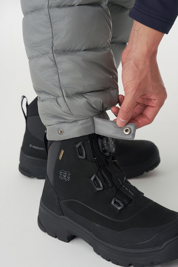 남성 BPL 다운 팬츠는 하이킹, 백패킹과 같은 아웃도어 활동에 최적화된 겨울용 다운 팬츠입니다. 퍼텍스 퀀텀 소재를 사용하여 방풍, 발수, 투습 기능을 갖추었으며, 경량성을 더해 활동성을 높였습니다. 유러피안 구스 다운 90:10, 필파워 800, 알파 다운 안감을 사용하여 뛰어난 보온성을 제공합니다. 루즈핏과 조거핏의 편안한 착용감, 밑단 스냅과 허리 스토퍼로 활동성을 더했으며, 사이드 포켓으로 수납성을 높였습니다. 캠핑룩, 등산룩, 고프코어 및 스포티, 미니멀 스타일을 즐기는 남성에게 적합합니다.
