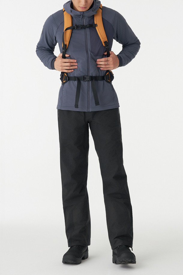 HERO (히어로) 남녀공용 고어텍스 PRO 오버트라우저는 등산, 빙벽 등반, 알파인 등 다양한 겨울철 아웃도어 활동에 적합한 방수, 방풍, 투습 기능을 갖춘 긴바지입니다. 3L 고어텍스 프로 소재와 입체 패턴 설계로 뛰어난 내구성과 활동성을 제공하며, BIB 구조와 사이드 풀 지퍼로 편의성을 높였습니다. 레귤러핏으로 제작되었으며, 무지 디자인과 블랙 컬러로 고프코어, 미니멀, 워크웨어 스타일 모두에 잘 어울립니다. 크램폰 착용에도 대응하여 극한의 환경에서도 든든하게 당신을 보호합니다.
