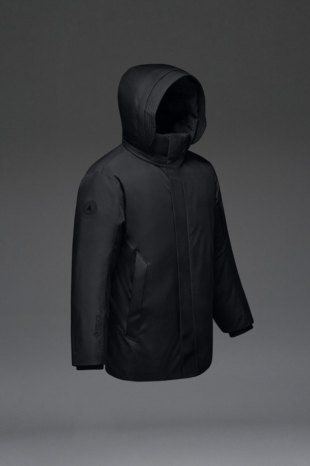 남성 안타티카 스탠다드 다운은 겨울철 등산, 아웃도어 활동은 물론 일상에서도 폭넓게 활용 가능한 다운 자켓입니다. 블랙 색상의 무지 디자인으로 어떤 스타일에도 잘 어울리며, 레귤러 핏으로 편안한 착용감을 제공합니다. 윈드스토퍼와 폴리에스테르 소재를 사용하여 방풍, 발수, 투습, 보온, 통기성 기능을 갖췄습니다. RDS 유러피안 구스 다운 (필파워 800)을 충전재로 사용하여 뛰어난 보온성을 자랑하며, 탈부착 후드와 울 소재 이중 후드 챙으로 보온성을 더욱 강화했습니다. 2WAY 지퍼와 허리 스트링으로 활동성과 핏 조절이 용이합니다.
