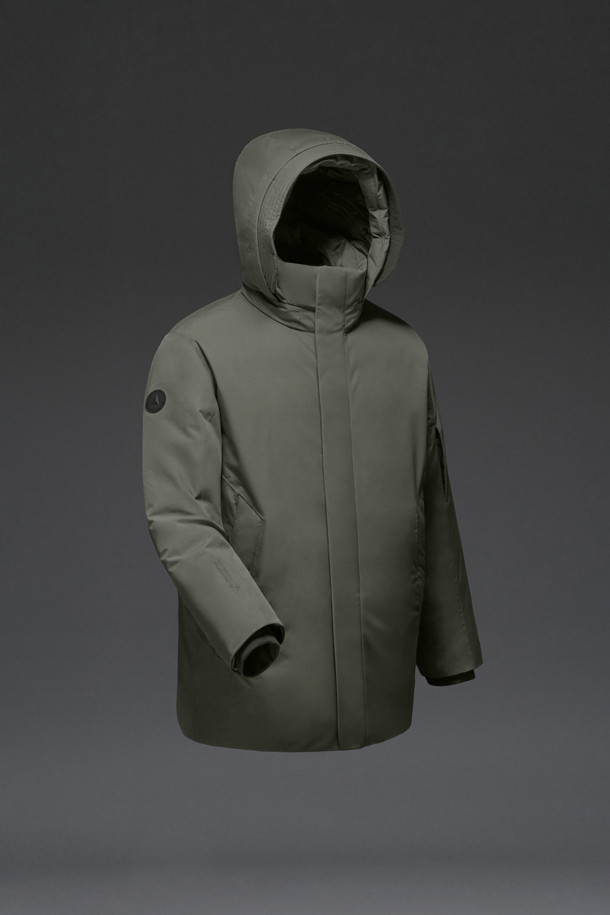 남성 안타티카 스탠다드 다운은 겨울철 등산, 아웃도어 활동은 물론 일상에서도 폭넓게 활용 가능한 다운 자켓입니다. 그레이 컬러의 무지 디자인에 레귤러핏으로 제작되었으며, 윈드스토퍼 소재와 두꺼운 두께감으로 뛰어난 보온성을 제공합니다. RDS 유러피안 구스 다운, 필파워 800, 충전량 266g으로 최고의 보온성을 자랑하며, 탈부착 후드, 허리 스트링, 2WAY 지퍼 등의 디테일로 활동성과 편의성을 높였습니다. 방풍, 발수, 투습, 통기성 등 다양한 기능성을 갖춰 변덕스러운 겨울 날씨에도 쾌적하게 착용 가능합니다. 허니콤 안감으로 마감하여 착용감을 향상 시켰습니다.
