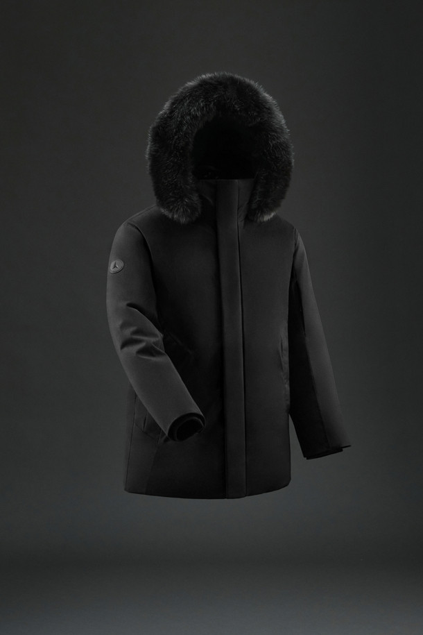 남성 안타티카 울 프리미어 다운은 겨울철 등산, 아웃도어 활동은 물론 일상에서도 스타일리시하게 착용 가능한 다운자켓입니다. 블랙 컬러에 레귤러핏으로 제작되었으며, 클래식한 무드의 무지 디자인으로 어떤 스타일에도 잘 어울립니다. 울과 나일론 혼방 소재로 부드러운 촉감과 두꺼운 두께감을 자랑하며, 탈부착 후드와 인디고 폭스 퍼 디테일로 고급스러움을 더했습니다. 2WAY 지퍼, 허리 스트링, 발열 다운, 벤틸레이션 울 패딩 등의 기능으로 보온, 방풍, 발수, 통기, 발열, 소취 기능까지 갖춰 뛰어난 활동성을 보장합니다. 등산룩, 캠핑룩, 고프코어 스타일을 즐기는 분들께 추천합니다.
