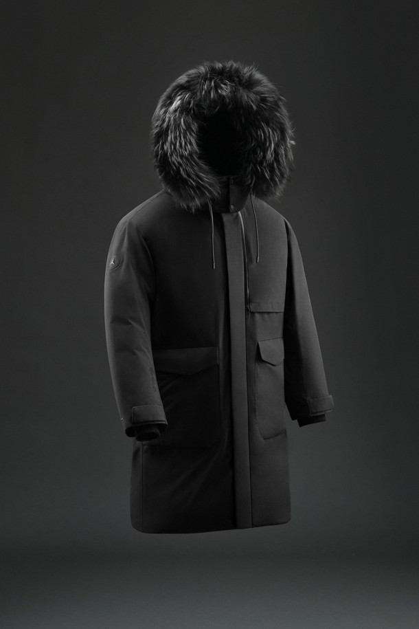 남성 안타티카 롱 다운은 겨울철 추위로부터 강력하게 보호해주는 롱다운입니다. 뛰어난 방풍, 발수, 투습 기능을 갖춰 악천후 속에서도 쾌적함을 유지하며, RDS 유러피안 구스 다운과 필파워 800으로 탁월한 보온성을 제공합니다. 탈부착 가능한 후드와 핀라쿤 퍼, 그래핀 허니콤 안감 디테일은 스포티한 스타일과 함께 기능성을 더합니다. 일상생활은 물론 여행이나 캠핑 등 아웃도어 활동에도 적합하며, 미니멀, 고프코어 스타일을 연출하기 좋습니다.
