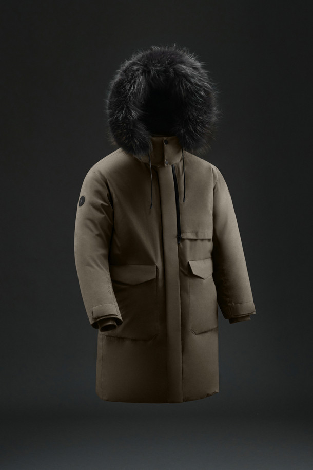 남성 안타티카 롱 다운은 겨울철 추위로부터 당신을 보호해 줄 방한 아이템입니다. 베이지 컬러의 롱패딩으로, 윈드스토퍼 2L 리사이클 소재와 RDS 유러피안 구스다운(필파워 800)을 사용하여 방풍, 발수, 투습, 보온 기능을 제공합니다. 탈부착 가능한 후드와 핀라쿤 퍼 디테일로 고급스러움을 더했으며, 2WAY 지퍼와 멀티 포켓, 그래핀 허니콤 안감 등 섬세한 기능성을 갖췄습니다. 등산, 캠핑, 출근 등 다양한 TPO에 캐주얼하고 스포티한 스타일을 연출할 수 있습니다.
