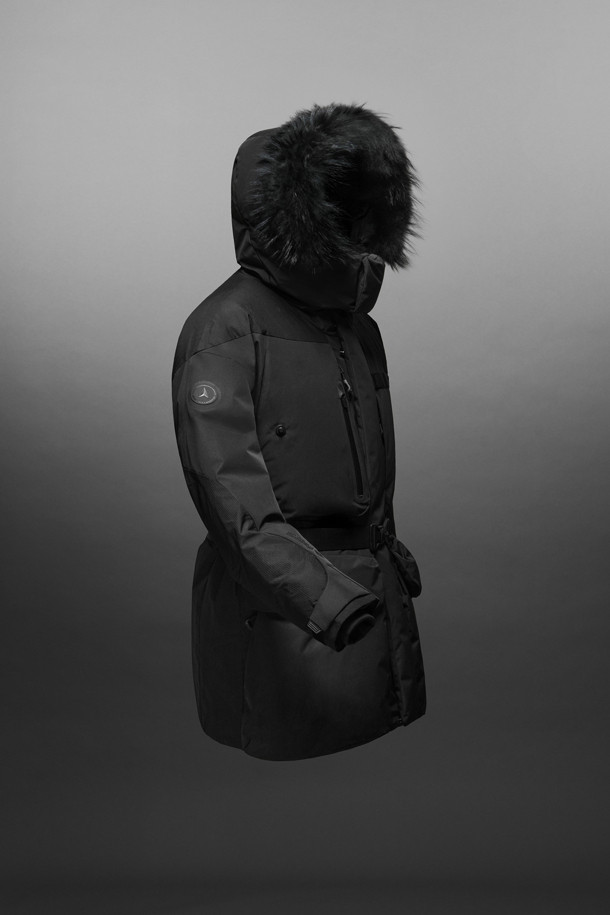 남녀공용 안타티카 오리진 다운은 겨울철 등산, 아웃도어 활동은 물론 일상에서도 폭넓게 활용 가능한 다운 자켓입니다. 블랙 색상의 세미 오버핏으로 스포티하고 아웃도어 스타일을 연출하며, 탈부착 후드와 퍼, 멀티 포켓, 백팩형 스트랩, 허리 벨트 등 다양한 부가 기능으로 실용성을 높였습니다. 방풍, 발수, 투습, 보온 기능을 갖춘 두꺼운 두께감의 다운 패딩으로, 추운 날씨에도 따뜻하고 쾌적하게 착용할 수 있습니다. 겉감은 폴리에스터와 나일론 혼방 소재이며, 안감은 그래핀 허니콤을 사용하여 보온성을 극대화했습니다. 고프코어 및 미니멀 스타일의 등산룩, 캠핑룩을 연출하고 싶은 분들께 추천합니다.
