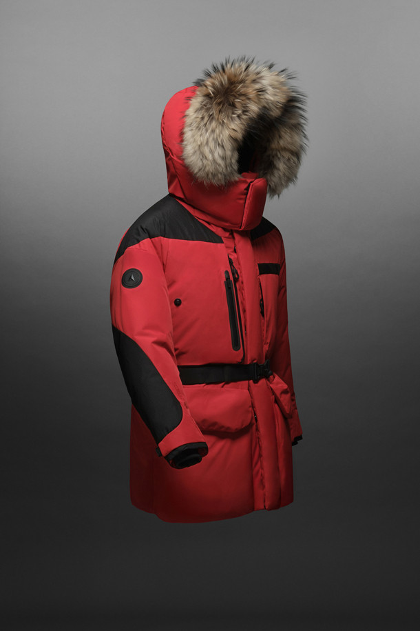 남녀공용 안타티카 오리진 다운은 겨울철 등산 및 일상생활에서 스타일리시하게 활용할 수 있는 다운자켓입니다. 레드와 블랙 두 가지 색상으로 출시되었으며, 세미 오버핏으로 편안한 착용감을 제공합니다. 방풍, 발수, 투습, 보온 기능과 경량성을 갖춰 활동성을 높였으며, 탈부착 후드 및 퍼, 멀티 포켓, 허리벨트, 백팩형 스트랩 등의 다양한 디테일로 실용성을 더했습니다. 안감에는 그래핀 허니콤 소재를 사용하여 보온성을 극대화했습니다. 스포티, 캐주얼, 고프코어 스타일을 모두 소화할 수 있는 매력적인 겨울 아우터입니다.
