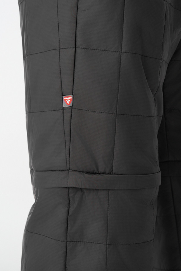 남성용 키퍼 디테쳐블 패딩 팬츠는 겨울철 등산 및 아웃도어 활동에 최적화된 방한 바지입니다. 발수, 방풍 기능을 갖춘 나일론 소재로 제작되었으며, 프리마로프트 블랙 안감을 사용하여 보온성을 높였습니다. 지퍼 탈착 방식으로 반바지 변형이 가능하여, 날씨 변화에 유연하게 대처할 수 있습니다. 레귤러핏으로 편안한 착용감을 제공하며, 밑단 스트링과 지퍼 포켓 디테일로 실용성을 더했습니다. 스포티, 고프코어, 미니멀 스타일을 모두 소화할 수 있는 디자인으로 등산룩, 캠핑룩에 잘 어울립니다.
