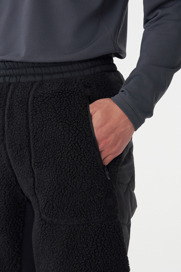 남녀공용 패딩 플리스 하이브리드 팬츠 (SET-UP)는 겨울철 등산 및 일상생활에서 스타일리시하게 착용 가능한 조거핏 바지입니다. 부드러운 촉감의 셰르파 플리스 원단과 보온성을 극대화하는 써모어 클래식 충전재, 2중 안감(패딩)으로 제작되어 뛰어난 보온성을 제공합니다. 발수, 방풍 기능은 물론, 허리 밴딩과 조절 끈으로 편안한 착용감을 선사하며, 지퍼 포켓으로 소지품의 안전한 보관이 가능합니다. 스포티, 캐주얼, 미니멀 스타일을 모두 아우르는 디자인으로, 셋업으로도 활용 가능하여 다양한 등산룩 연출에 용이합니다.
