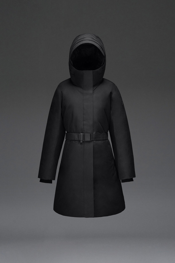 여성 안타티카 스탠다드 다운은 겨울철 등산, 아웃도어 활동은 물론 일상에서도 폭넓게 활용 가능한 여성 다운자켓입니다. 뛰어난 보온성을 제공하는 RDS 유러피안 구스 다운 충전재와 발수, 방풍, 투습 기능을 갖춘 윈드스토퍼 소재를 사용하여 변덕스러운 겨울 날씨에도 쾌적함을 유지해줍니다. 탈부착 후드, 2WAY 지퍼, 허리 스트링, 벨트 구성 등의 디테일로 기능성과 스타일을 동시에 잡았으며, 그래핀 허니콤 안감으로 발열, 보온, 소취 기능까지 더했습니다. 블랙 컬러의 롱 기장 레귤러핏 디자인으로, 스포티하면서도 미니멀한 스타일을 연출하여 등산룩, 캠핑룩 등 다양한 TPO에 활용 가능합니다.
