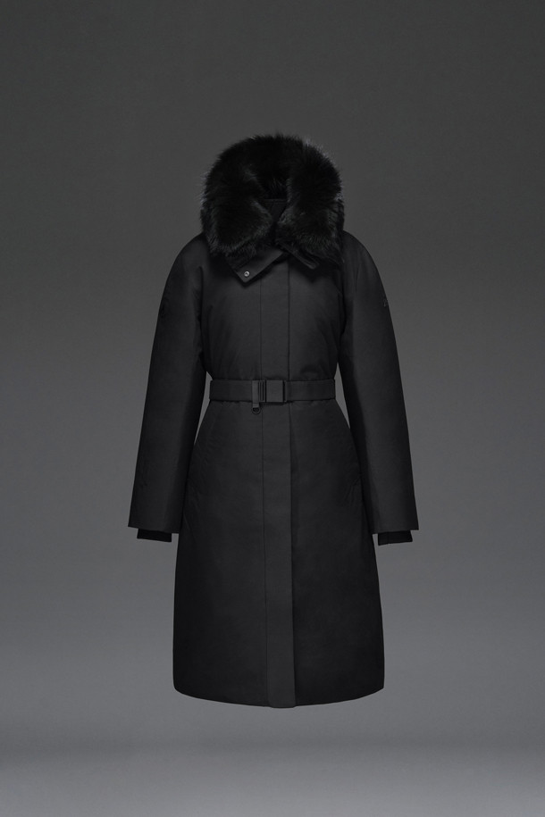 세련된 여성 안타티카 스탠드넥 롱 다운입니다. 겨울철 추위에도 끄떡없는 보온성과 방풍, 방수, 발수 기능을 갖춰 일상 및 아웃도어 활동에 적합합니다. 블랙 색상의 미니멀한 무지에 롱 기장으로 어떤 스타일에도 잘 어울리며, 허리 스트링과 벨트 구성으로 여성스러운 실루엣을 연출합니다. 블루폭스 퍼 탈부착, 2WAY 지퍼, 암홀 벤틸레이션, 허니콤 안감 등의 섬세한 디테일이 돋보이며, 출근룩과 여행룩 모두 시크하게 소화할 수 있습니다.
