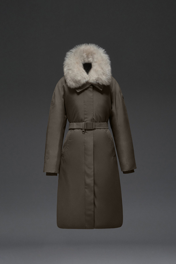 여성 안타티카 스탠드넥 롱 다운은 겨울철 추위로부터 당신을 보호해 줄 아우터입니다. 미니멀한 스타일의 베이지 컬러 롱 기장 다운점퍼로, 일상과 아웃도어 활동 모두에 적합합니다. 윈드스토퍼 및 구스다운 소재에 2WAY 지퍼, 허리 스트링, 벨트 구성으로 보온성과 활동성을 높였습니다. 방풍, 방수, 보온, 발열, 투습, 발수 기능은 물론, 블루폭스 퍼 탈부착으로 고급스러움을 더했습니다. 여행룩, 출근룩 등 다양한 TPO에 미니멀, 클래식, 캐주얼 스타일로 연출할 수 있는 실용적인 아이템입니다.
