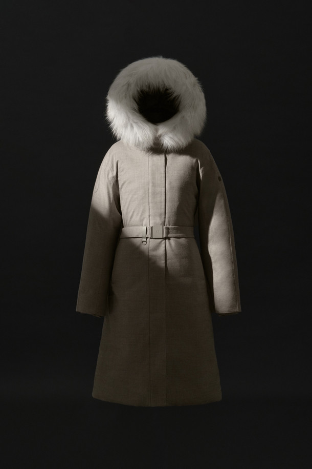 여성 안타티카 프리미엄 롱 다운은 겨울철 등산, 아웃도어 활동은 물론 일상에서도 돋보이는 다운 자켓입니다. 클래식한 스타일의 롱 기장 디자인으로, 방풍, 발수, 보온, 통기, 발열 기능을 갖춰 추운 날씨에도 쾌적함을 유지해 줍니다. 부드러운 촉감의 울 소재와 2WAY 지퍼, 탈부착 가능한 폭스퍼, 허리 벨트 디테일이 고급스러움을 더합니다. RDS 유러피안 구스다운과 그래핀 허니콤 안감으로 뛰어난 보온성을 제공하며, 레귤러핏으로 편안한 착용감을 선사합니다.
