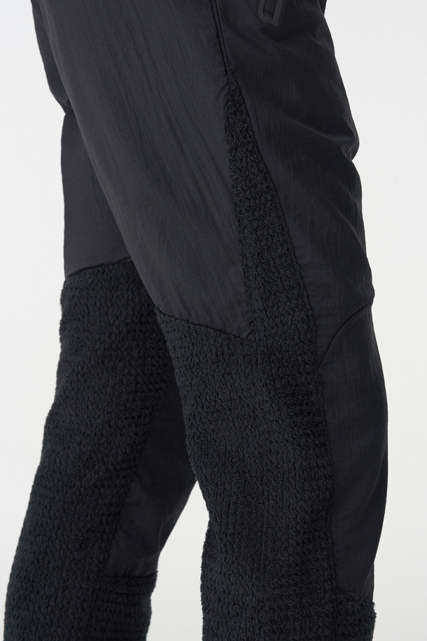 남성 폴라텍 알파 다이렉트 (Polartec Alpha Direct) BPL 팬츠는 하이킹과 백패킹에 적합한 남성용 등산 팬츠입니다. 블랙 컬러에 루즈핏으로 제작되었으며, 겨울철 보온성을 책임지는 두꺼운 두께감의 폴리에스터 소재를 사용했습니다. 내부에는 폴라텍 알파 다이렉트 120 안감을 적용하여 보온성과 통기성을 동시에 갖췄습니다. YKK 지퍼 사이드 포켓, 허리 안쪽 엘라스틱 밴드 및 스트링, 밑단 원단 보강 등의 디테일로 기능성을 높였으며, 스포티, 고프코어, 미니멀 스타일을 연출하기 좋습니다.
