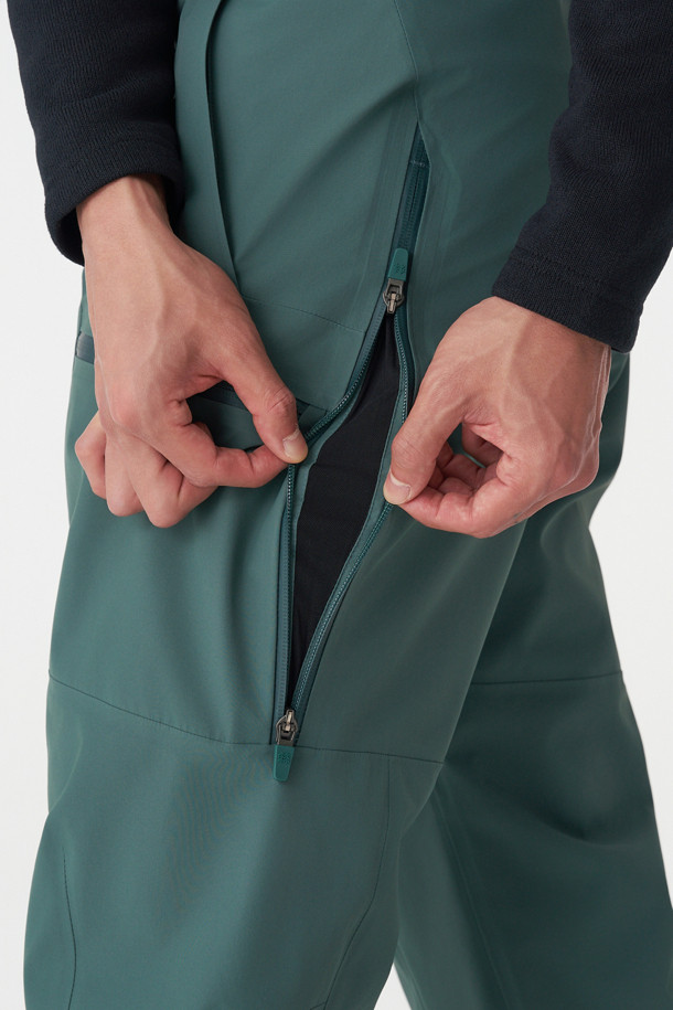 남성 스노우 방수 팬츠는 하이킹과 스노우스포츠에 적합한 겨울용 긴 바지입니다. 3L 방수 원단과 심실링 처리, 발수 기능으로 눈, 비로부터 완벽하게 보호하며, 방풍 및 보온 기능으로 쾌적한 활동을 보장합니다. 루즈핏으로 편안한 착용감을 제공하며, 무릎 부분 입체 절개와 종아리 부분 지퍼 디테일로 활동성을 높였습니다. 허리 이밴드와 스트링, 스노우 스커트, 반자동 지퍼풀러 등 다양한 기능성 디테일이 돋보이는 스포티한 디자인의 제품입니다. 등산룩, 캠핑룩, 휴가룩 등 다양한 TPO에 활용 가능하며, 고프코어, 스포티, 워크웨어 스타일을 연출할 수 있습니다.
