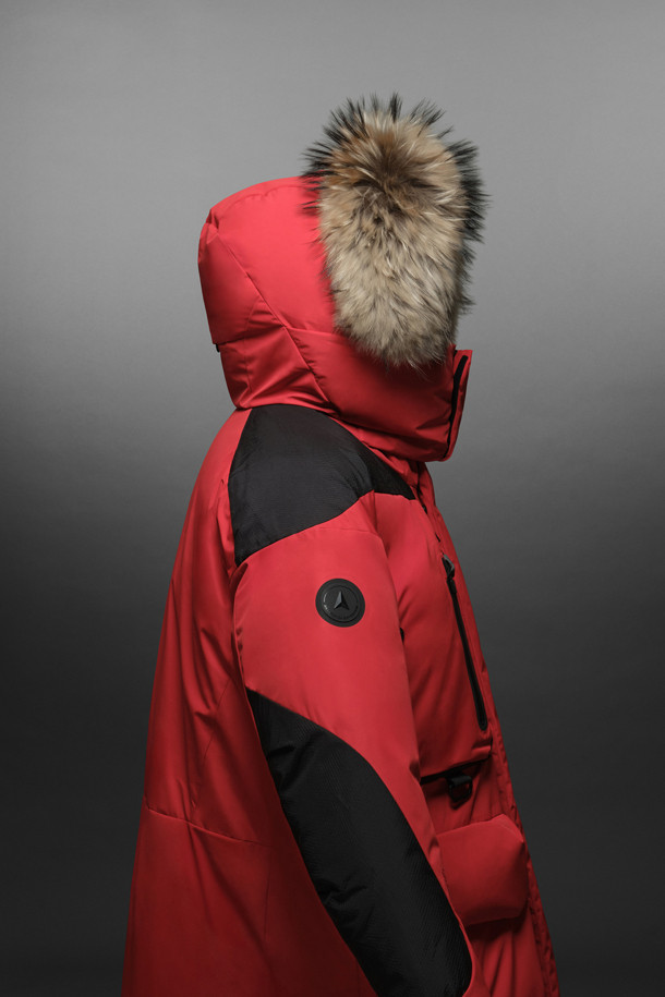 남녀공용 안타티카 오리진 다운은 겨울철 등산 및 일상생활에서 스타일리시하게 활용할 수 있는 다운자켓입니다. 레드와 블랙 두 가지 색상으로 출시되었으며, 세미 오버핏으로 편안한 착용감을 제공합니다. 방풍, 발수, 투습, 보온 기능과 경량성을 갖춰 활동성을 높였으며, 탈부착 후드 및 퍼, 멀티 포켓, 허리벨트, 백팩형 스트랩 등의 다양한 디테일로 실용성을 더했습니다. 안감에는 그래핀 허니콤 소재를 사용하여 보온성을 극대화했습니다. 스포티, 캐주얼, 고프코어 스타일을 모두 소화할 수 있는 매력적인 겨울 아우터입니다.
