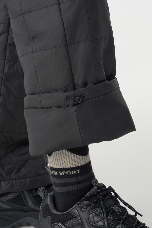 남성용 키퍼 디테쳐블 패딩 팬츠는 겨울철 등산 및 아웃도어 활동에 최적화된 방한 바지입니다. 발수, 방풍 기능을 갖춘 나일론 소재로 제작되었으며, 프리마로프트 블랙 안감을 사용하여 보온성을 높였습니다. 지퍼 탈착 방식으로 반바지 변형이 가능하여, 날씨 변화에 유연하게 대처할 수 있습니다. 레귤러핏으로 편안한 착용감을 제공하며, 밑단 스트링과 지퍼 포켓 디테일로 실용성을 더했습니다. 스포티, 고프코어, 미니멀 스타일을 모두 소화할 수 있는 디자인으로 등산룩, 캠핑룩에 잘 어울립니다.
