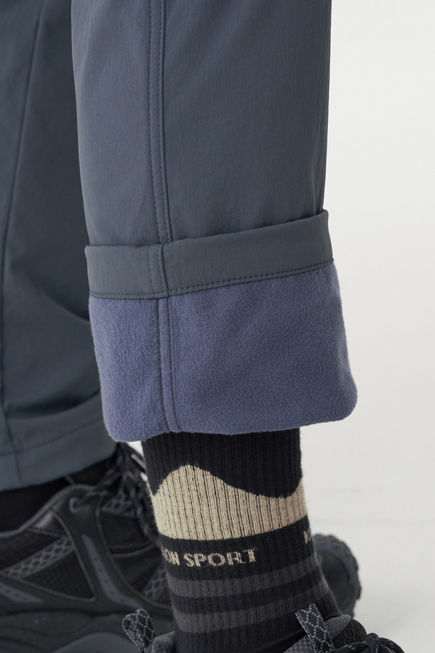 남성 레귤러핏 디본딩 퍼티그 팬츠는 등산, 아웃도어, 일상생활에서 활용하기 좋은 겨울용 긴바지입니다. 나일론과 폴리우레탄 혼방 소재로 제작되어 부드러운 촉감과 우수한 신축성을 제공하며, 기모 안감으로 보온성을 높였습니다. 스포티한 스타일의 무지 디자인으로, 디본딩 구조와 레귤러핏이 편안한 착용감을 선사합니다. 허리 조절 끈, 앞주머니, 지퍼 포켓, 밑단 스냅 단추 및 조절 끈 등 다양한 기능성 디테일을 갖추어 등산룩, 캠핑룩, 여행룩 등 다양한 TPO에 활용 가능합니다.
