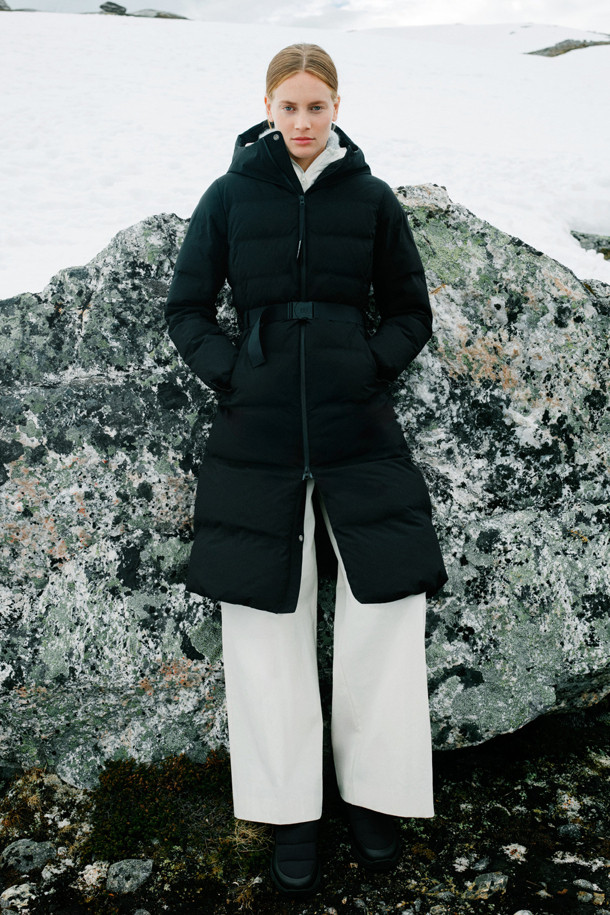 여성 쿠치 벨티드 롱 다운은 겨울철 보온성을 책임지는 여성용 롱 다운입니다. 미니멀한 스타일의 블랙 색상으로, 일상복과 등산룩 모두에 활용 가능합니다. 방풍, 발열, 보온 기능을 갖춘 두꺼운 두께감의 다운 코트로, 웰딩 퀼팅 처리와 그래핀 안감으로 보온성을 높였습니다. 리사이클 다운 충전재와 2WAY 지퍼, 후드 스트링, 사이드 포켓, 가슴 안쪽 지퍼 포켓 등의 디테일이 돋보입니다. 레귤러핏과 A라인 핏으로, 허리 벨트로 라인을 잡아 더욱 세련된 룩을 연출할 수 있습니다.
