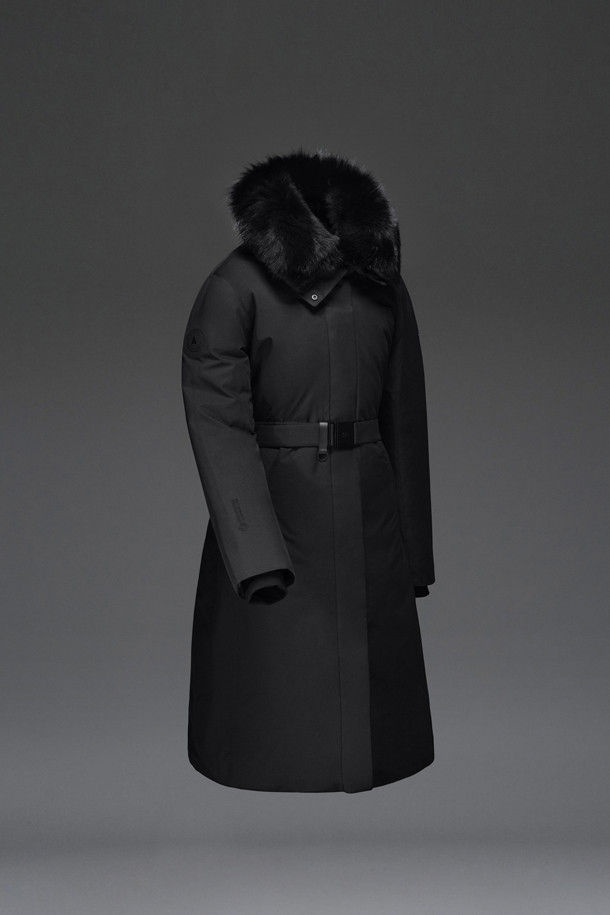 세련된 여성 안타티카 스탠드넥 롱 다운입니다. 겨울철 추위에도 끄떡없는 보온성과 방풍, 방수, 발수 기능을 갖춰 일상 및 아웃도어 활동에 적합합니다. 블랙 색상의 미니멀한 무지에 롱 기장으로 어떤 스타일에도 잘 어울리며, 허리 스트링과 벨트 구성으로 여성스러운 실루엣을 연출합니다. 블루폭스 퍼 탈부착, 2WAY 지퍼, 암홀 벤틸레이션, 허니콤 안감 등의 섬세한 디테일이 돋보이며, 출근룩과 여행룩 모두 시크하게 소화할 수 있습니다.
