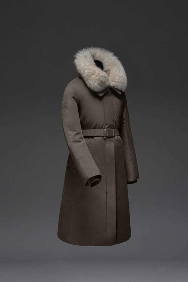 여성 안타티카 스탠드넥 롱 다운은 겨울철 추위로부터 당신을 보호해 줄 아우터입니다. 미니멀한 스타일의 베이지 컬러 롱 기장 다운점퍼로, 일상과 아웃도어 활동 모두에 적합합니다. 윈드스토퍼 및 구스다운 소재에 2WAY 지퍼, 허리 스트링, 벨트 구성으로 보온성과 활동성을 높였습니다. 방풍, 방수, 보온, 발열, 투습, 발수 기능은 물론, 블루폭스 퍼 탈부착으로 고급스러움을 더했습니다. 여행룩, 출근룩 등 다양한 TPO에 미니멀, 클래식, 캐주얼 스타일로 연출할 수 있는 실용적인 아이템입니다.
