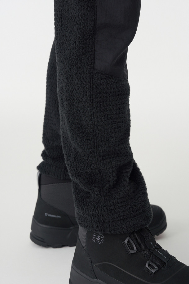 남성 폴라텍 알파 다이렉트 (Polartec Alpha Direct) BPL 팬츠는 하이킹과 백패킹에 적합한 남성용 등산 팬츠입니다. 블랙 컬러에 루즈핏으로 제작되었으며, 겨울철 보온성을 책임지는 두꺼운 두께감의 폴리에스터 소재를 사용했습니다. 내부에는 폴라텍 알파 다이렉트 120 안감을 적용하여 보온성과 통기성을 동시에 갖췄습니다. YKK 지퍼 사이드 포켓, 허리 안쪽 엘라스틱 밴드 및 스트링, 밑단 원단 보강 등의 디테일로 기능성을 높였으며, 스포티, 고프코어, 미니멀 스타일을 연출하기 좋습니다.
