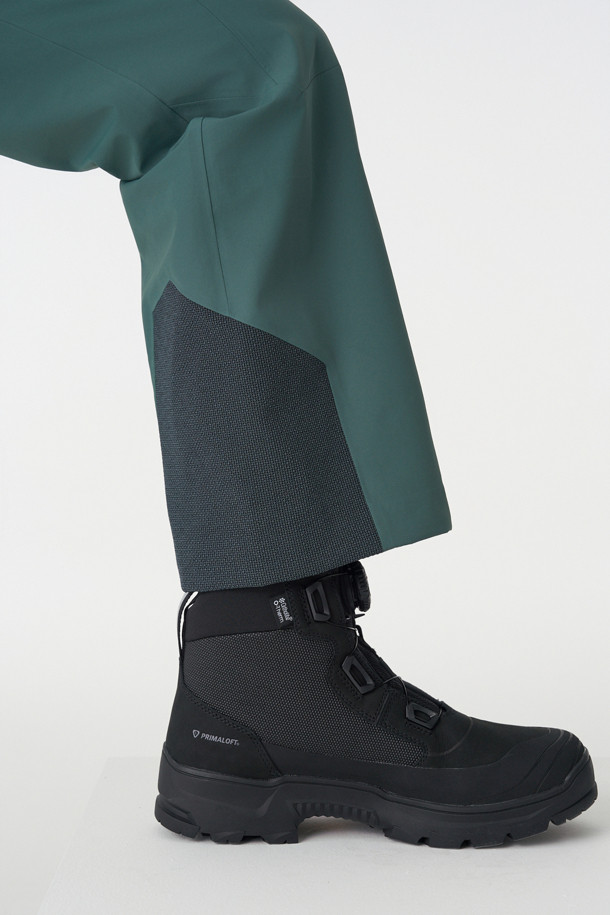 남성 스노우 방수 팬츠는 하이킹과 스노우스포츠에 적합한 겨울용 긴 바지입니다. 3L 방수 원단과 심실링 처리, 발수 기능으로 눈, 비로부터 완벽하게 보호하며, 방풍 및 보온 기능으로 쾌적한 활동을 보장합니다. 루즈핏으로 편안한 착용감을 제공하며, 무릎 부분 입체 절개와 종아리 부분 지퍼 디테일로 활동성을 높였습니다. 허리 이밴드와 스트링, 스노우 스커트, 반자동 지퍼풀러 등 다양한 기능성 디테일이 돋보이는 스포티한 디자인의 제품입니다. 등산룩, 캠핑룩, 휴가룩 등 다양한 TPO에 활용 가능하며, 고프코어, 스포티, 워크웨어 스타일을 연출할 수 있습니다.
