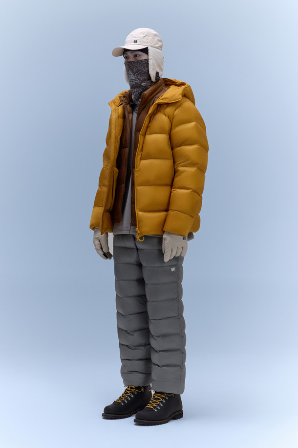 남성 BPL 다운 팬츠는 한겨울에도 따뜻함을 제공하는 다운 팬츠입니다. 푹신한 유러피안 구스 다운 충전재와 방풍, 발수, 투습 기능을 갖춘 퍼텍스 퀀텀 소재를 사용하여 보온성과 활동성을 동시에 잡았습니다. 그레이 컬러의 무지 퀄팅 디자인에 조거핏과 루즈핏을 넘나드는 핏으로 편안한 착용감을 선사합니다. 캠핑룩, 등산룩, 고프코어 스타일을 연출하기 좋으며, 가볍고 접이식 패커블 디자인으로 휴대와 보관이 용이합니다. 사이즈 조절이 가능한 밴딩 허리, 사이드 포켓, 밑단 조절 스토퍼 등의 디테일이 돋보입니다.
