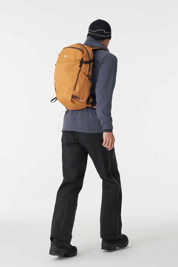 HERO (히어로) 남녀공용 고어텍스 PRO 오버트라우저는 등산, 빙벽 등반, 알파인 등 다양한 겨울철 아웃도어 활동에 적합한 방수, 방풍, 투습 기능을 갖춘 긴바지입니다. 3L 고어텍스 프로 소재와 입체 패턴 설계로 뛰어난 내구성과 활동성을 제공하며, BIB 구조와 사이드 풀 지퍼로 편의성을 높였습니다. 레귤러핏으로 제작되었으며, 무지 디자인과 블랙 컬러로 고프코어, 미니멀, 워크웨어 스타일 모두에 잘 어울립니다. 크램폰 착용에도 대응하여 극한의 환경에서도 든든하게 당신을 보호합니다.
