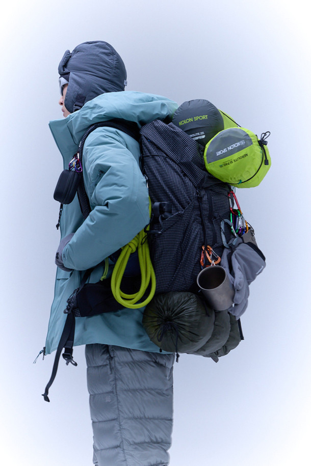 남녀공용 엔듀로라이트(ENDUROLITE) 50L 백팩은 백패킹, 하이킹, 캠핑 등 아웃도어 활동에 적합한 라지 사이즈 가방입니다. 블랙 색상의 무지 디자인으로, 스트링, 웨빙, 재귀반사, 로고 디테일이 돋보이는 고프코어 및 미니멀, 스포티 스타일을 연출합니다. 50L의 넉넉한 수납공간과 발수, 방수 기능을 갖춰 험한 날씨에도 끄떡없으며, 토르소 길이 조절, 레인 커버, 하이드레이션 포켓, 허리 벨트 수납, 스틱/장비 고정 기능으로 편의성을 높였습니다. 버클형 및 조임용 끈 잠금 방식으로 내용물을 안전하게 보호하며, 무게는 1.8KG입니다. 인체공학적 멜빵과 재귀반사 기능으로 안전한 야외 활동을 지원합니다.
