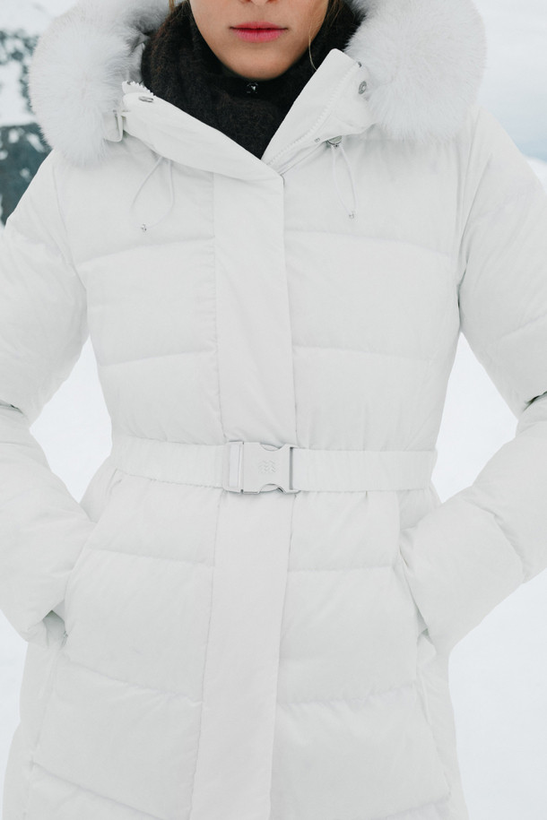 여성 스노우문 폭스퍼 롱 다운은 겨울철 등산 및 일상생활에서 엘레강스한 스타일을 연출하는 롱 다운입니다. 부드러운 촉감의 화이트 컬러 무지 디자인으로, 탈부착 가능한 폭스퍼 후드와 허리 벨트 디테일이 특징입니다. 발수, 방풍, 보온 기능과 경량성을 갖춰, 2WAY 지퍼, 사이드 포켓, 내부 가슴 포켓 등 실용적인 기능성을 더했습니다. 그래핀 기능성 안감과 리사이클 다운 충전재를 사용하여 따뜻함과 편안함을 선사합니다. 클래식하고 미니멀한 등산룩을 완성해보세요.
