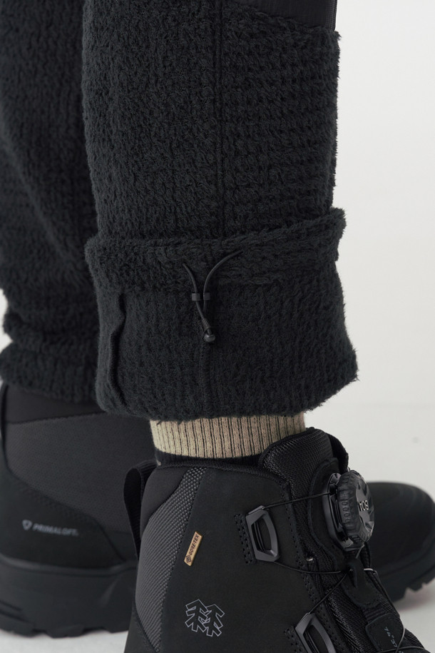 남성 폴라텍 알파 다이렉트 (Polartec Alpha Direct) BPL 팬츠는 하이킹과 백패킹에 적합한 남성용 등산 팬츠입니다. 블랙 컬러에 루즈핏으로 제작되었으며, 겨울철 보온성을 책임지는 두꺼운 두께감의 폴리에스터 소재를 사용했습니다. 내부에는 폴라텍 알파 다이렉트 120 안감을 적용하여 보온성과 통기성을 동시에 갖췄습니다. YKK 지퍼 사이드 포켓, 허리 안쪽 엘라스틱 밴드 및 스트링, 밑단 원단 보강 등의 디테일로 기능성을 높였으며, 스포티, 고프코어, 미니멀 스타일을 연출하기 좋습니다.
