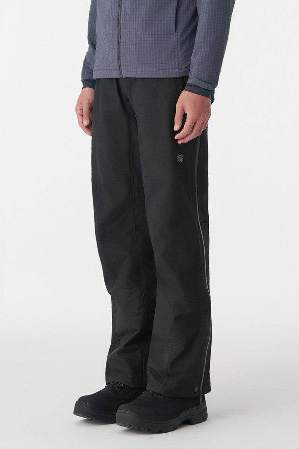 HERO (히어로) 남녀공용 고어텍스 PRO 오버트라우저는 등산, 빙벽 등반, 알파인 등 다양한 겨울철 아웃도어 활동에 적합한 방수, 방풍, 투습 기능을 갖춘 긴바지입니다. 3L 고어텍스 프로 소재와 입체 패턴 설계로 뛰어난 내구성과 활동성을 제공하며, BIB 구조와 사이드 풀 지퍼로 편의성을 높였습니다. 레귤러핏으로 제작되었으며, 무지 디자인과 블랙 컬러로 고프코어, 미니멀, 워크웨어 스타일 모두에 잘 어울립니다. 크램폰 착용에도 대응하여 극한의 환경에서도 든든하게 당신을 보호합니다.
