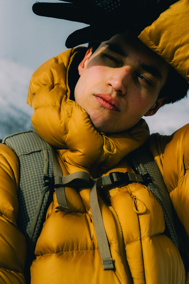 남녀공용 BPL 헤비 후드 다운은 하이킹, 백패킹, 아웃도어 활동에 적합한 겨울용 다운 재킷입니다. 퍼텍스 퀀텀 20D 원단과 유러피안 구스다운 90:10, 필파워 800의 조합으로 뛰어난 보온성을 제공합니다. PFC-free 발수 처리, 방수, 방풍 기능으로 악천후 속에서도 쾌적함을 유지하며, 레귤러 핏 디자인에 지퍼형 여밈 방식으로 편안하게 착용 가능합니다. 경량 소재를 사용하여 활동성을 높였으며, 등산룩과 캠핑룩, 고프코어 및 스포티, 미니멀 스타일 연출에 용이합니다.
