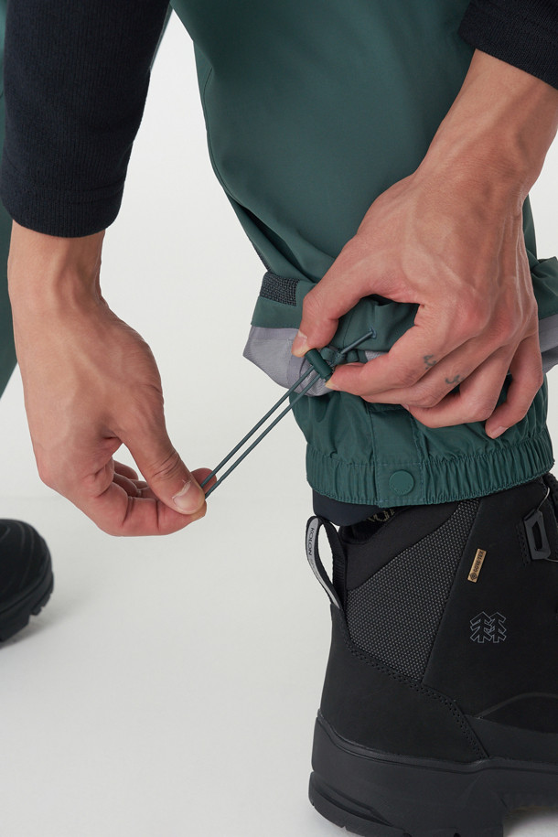 남성 스노우 방수 팬츠는 하이킹과 스노우스포츠에 적합한 겨울용 긴 바지입니다. 3L 방수 원단과 심실링 처리, 발수 기능으로 눈, 비로부터 완벽하게 보호하며, 방풍 및 보온 기능으로 쾌적한 활동을 보장합니다. 루즈핏으로 편안한 착용감을 제공하며, 무릎 부분 입체 절개와 종아리 부분 지퍼 디테일로 활동성을 높였습니다. 허리 이밴드와 스트링, 스노우 스커트, 반자동 지퍼풀러 등 다양한 기능성 디테일이 돋보이는 스포티한 디자인의 제품입니다. 등산룩, 캠핑룩, 휴가룩 등 다양한 TPO에 활용 가능하며, 고프코어, 스포티, 워크웨어 스타일을 연출할 수 있습니다.
