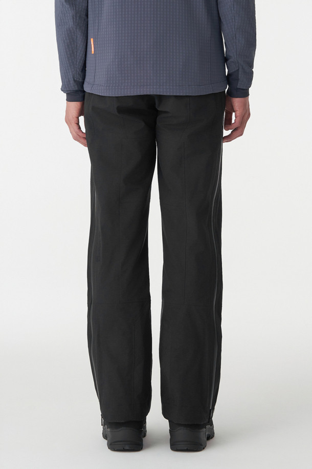 HERO (히어로) 남녀공용 고어텍스 PRO 오버트라우저는 등산, 빙벽 등반, 알파인 등 다양한 겨울철 아웃도어 활동에 적합한 방수, 방풍, 투습 기능을 갖춘 긴바지입니다. 3L 고어텍스 프로 소재와 입체 패턴 설계로 뛰어난 내구성과 활동성을 제공하며, BIB 구조와 사이드 풀 지퍼로 편의성을 높였습니다. 레귤러핏으로 제작되었으며, 무지 디자인과 블랙 컬러로 고프코어, 미니멀, 워크웨어 스타일 모두에 잘 어울립니다. 크램폰 착용에도 대응하여 극한의 환경에서도 든든하게 당신을 보호합니다.
