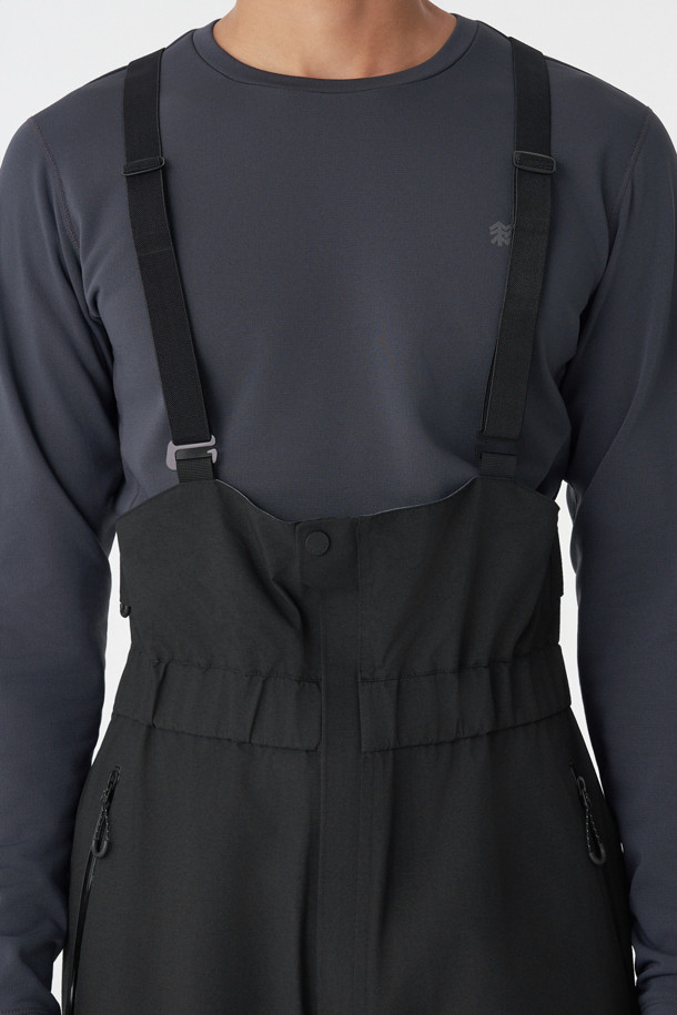 HERO (히어로) 남녀공용 고어텍스 PRO 오버트라우저는 등산, 빙벽 등반, 알파인 등 다양한 겨울철 아웃도어 활동에 적합한 방수, 방풍, 투습 기능을 갖춘 긴바지입니다. 3L 고어텍스 프로 소재와 입체 패턴 설계로 뛰어난 내구성과 활동성을 제공하며, BIB 구조와 사이드 풀 지퍼로 편의성을 높였습니다. 레귤러핏으로 제작되었으며, 무지 디자인과 블랙 컬러로 고프코어, 미니멀, 워크웨어 스타일 모두에 잘 어울립니다. 크램폰 착용에도 대응하여 극한의 환경에서도 든든하게 당신을 보호합니다.
