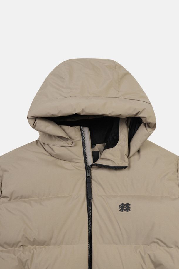 남성 퀼팅 다운 재킷은 겨울철 하이킹과 같은 아웃도어 활동에 적합한 보온성을 제공합니다. 방풍 기능과 경량 설계를 갖춰 활동성을 높였으며, 탈부착 가능한 후드가 있어 다양한 스타일 연출이 가능합니다. 레귤러 핏으로 제작되어 편안한 착용감을 선사하며, 폴리에스터, 나일론, 다운 소재를 사용하여 보온성을 극대화했습니다. 뛰어난 보온성과 더불어, 캐주얼, 고프코어, 미니멀 스타일을 모두 소화 가능하여 등산룩, 캠핑룩, 여행룩 등 다양한 TPO에 활용할 수 있습니다. 퀼팅 처리된 디자인은 세련된 느낌을 더하며, 리사이클 소재를 사용하여 친환경적인 가치를 더했습니다.
