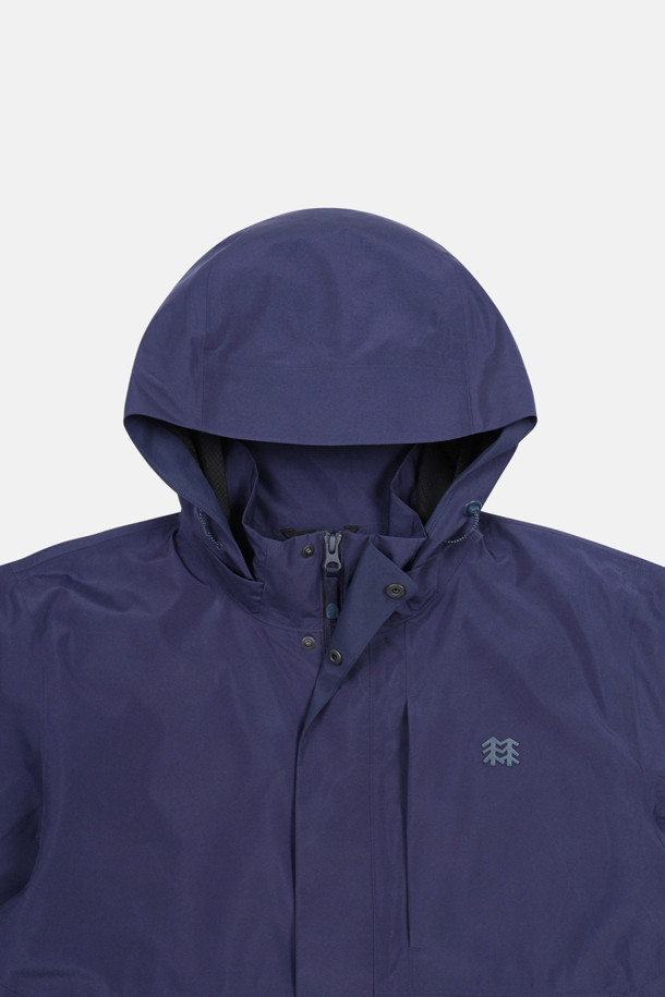 남성 고어텍스 2L 방수 재킷은 가을, 겨울철 하이킹, 여행, 캠핑 등 다양한 활동에 적합한 방수 재킷입니다. 네이비 컬러의 무지 디자인으로 스포티하고 미니멀한 스타일을 연출하며, 레귤러 핏으로 편안하게 착용 가능합니다. 고어텍스 소재를 사용하여 방수 및 투습 기능이 뛰어나 쾌적함을 유지하며, 후드 탈부착, 사이즈 조절 스트링, 밑단 스트링, 가슴 및 사이드 포켓 등 다양한 기능과 디테일로 실용성을 더했습니다. 얇은 두께감으로 활동성을 높였으며, 긴 소매 기장과 지퍼형 여밈 방식으로 간편하게 착용할 수 있습니다.
