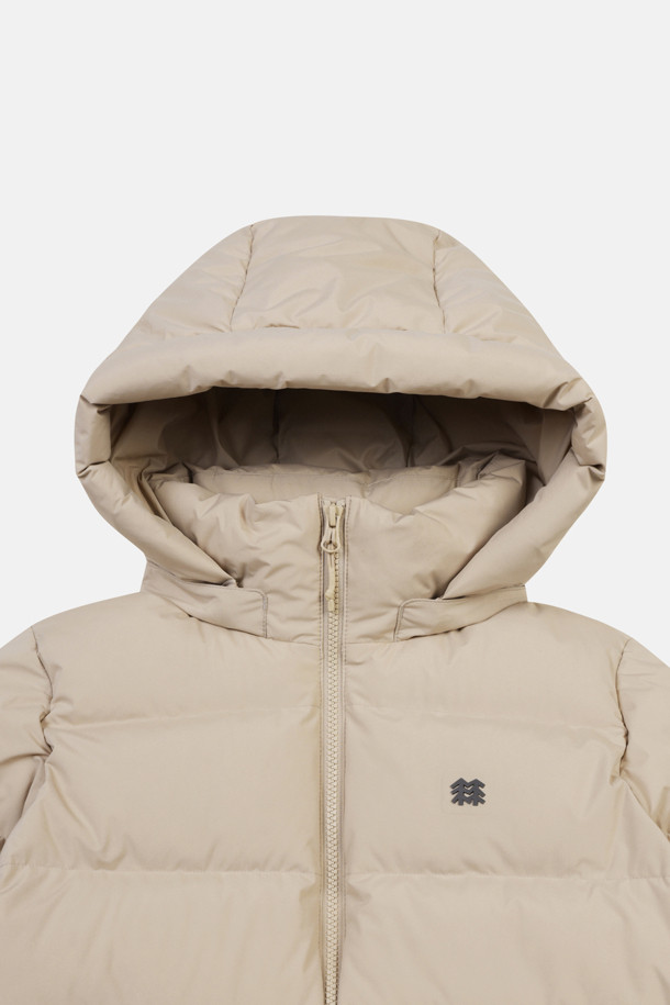 여성 퀼팅 다운은 겨울철 하이킹, 캠핑, 여행 등 다양한 야외 활동에 적합한 방풍, 보온 기능의 여성용 아우터입니다. 캐주얼, 고프코어, 미니멀 스타일을 추구하는 여성들을 위해 디자인되었으며, 무지 패턴에 레귤러핏으로 편안한 착용감을 제공합니다. 두꺼운 두께감과 긴 소매 기장으로 추운 날씨에도 따뜻함을 유지하며, 후드 탈부착이 가능하여 상황에 맞게 스타일을 연출할 수 있습니다. 폴리에스터, 나일론, 다운 소재를 사용하여 가볍고 활동성이 뛰어나며, 친환경 소재를 사용하여 환경까지 생각했습니다. 
