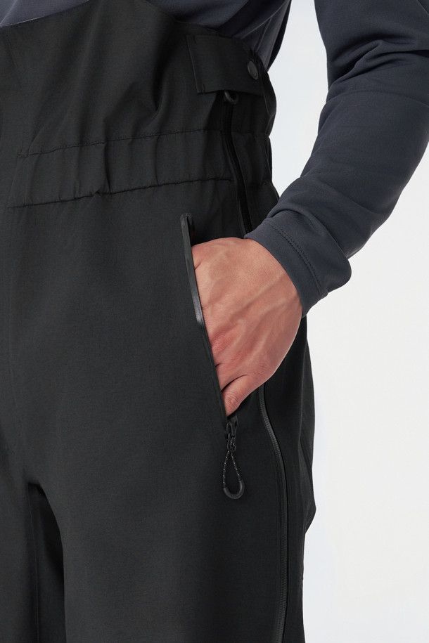 HERO (히어로) 남녀공용 고어텍스 PRO 오버트라우저는 등산, 빙벽 등반, 알파인 등 다양한 겨울철 아웃도어 활동에 적합한 방수, 방풍, 투습 기능을 갖춘 긴바지입니다. 3L 고어텍스 프로 소재와 입체 패턴 설계로 뛰어난 내구성과 활동성을 제공하며, BIB 구조와 사이드 풀 지퍼로 편의성을 높였습니다. 레귤러핏으로 제작되었으며, 무지 디자인과 블랙 컬러로 고프코어, 미니멀, 워크웨어 스타일 모두에 잘 어울립니다. 크램폰 착용에도 대응하여 극한의 환경에서도 든든하게 당신을 보호합니다.
