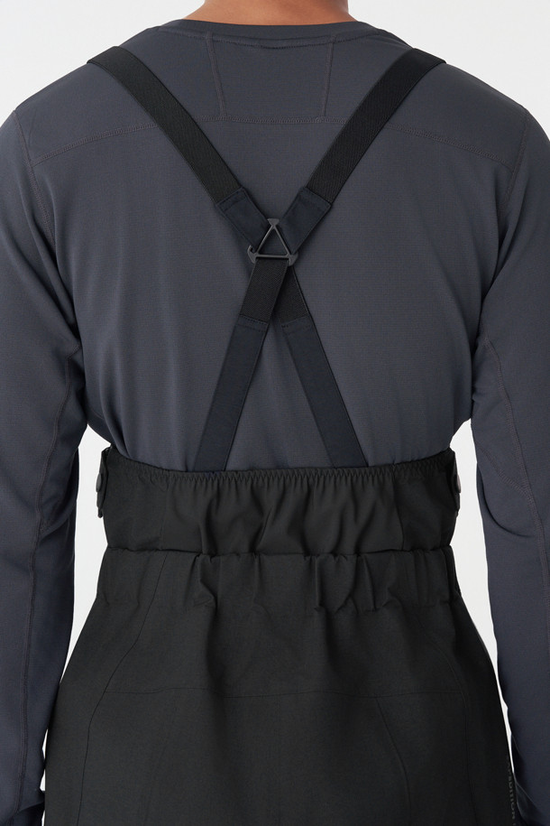 HERO (히어로) 남녀공용 고어텍스 PRO 오버트라우저는 등산, 빙벽 등반, 알파인 등 다양한 겨울철 아웃도어 활동에 적합한 방수, 방풍, 투습 기능을 갖춘 긴바지입니다. 3L 고어텍스 프로 소재와 입체 패턴 설계로 뛰어난 내구성과 활동성을 제공하며, BIB 구조와 사이드 풀 지퍼로 편의성을 높였습니다. 레귤러핏으로 제작되었으며, 무지 디자인과 블랙 컬러로 고프코어, 미니멀, 워크웨어 스타일 모두에 잘 어울립니다. 크램폰 착용에도 대응하여 극한의 환경에서도 든든하게 당신을 보호합니다.
