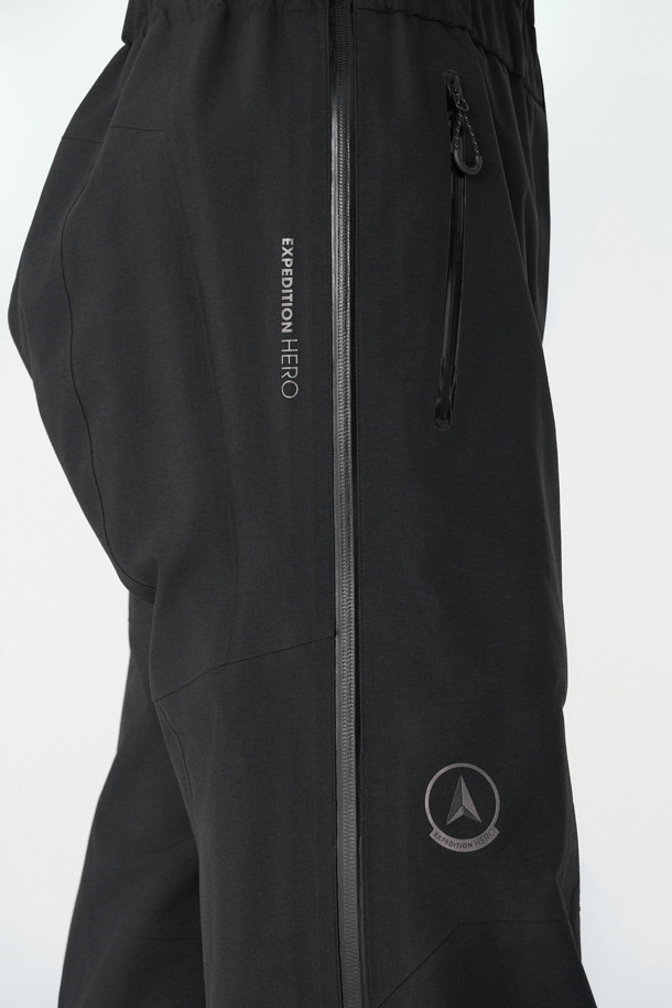 HERO (히어로) 남녀공용 고어텍스 PRO 오버트라우저는 등산, 빙벽 등반, 알파인 등 다양한 겨울철 아웃도어 활동에 적합한 방수, 방풍, 투습 기능을 갖춘 긴바지입니다. 3L 고어텍스 프로 소재와 입체 패턴 설계로 뛰어난 내구성과 활동성을 제공하며, BIB 구조와 사이드 풀 지퍼로 편의성을 높였습니다. 레귤러핏으로 제작되었으며, 무지 디자인과 블랙 컬러로 고프코어, 미니멀, 워크웨어 스타일 모두에 잘 어울립니다. 크램폰 착용에도 대응하여 극한의 환경에서도 든든하게 당신을 보호합니다.
