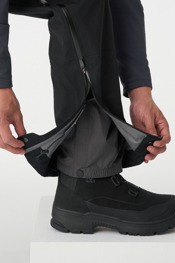 HERO (히어로) 남녀공용 고어텍스 PRO 오버트라우저는 등산, 빙벽 등반, 알파인 등 다양한 겨울철 아웃도어 활동에 적합한 방수, 방풍, 투습 기능을 갖춘 긴바지입니다. 3L 고어텍스 프로 소재와 입체 패턴 설계로 뛰어난 내구성과 활동성을 제공하며, BIB 구조와 사이드 풀 지퍼로 편의성을 높였습니다. 레귤러핏으로 제작되었으며, 무지 디자인과 블랙 컬러로 고프코어, 미니멀, 워크웨어 스타일 모두에 잘 어울립니다. 크램폰 착용에도 대응하여 극한의 환경에서도 든든하게 당신을 보호합니다.
