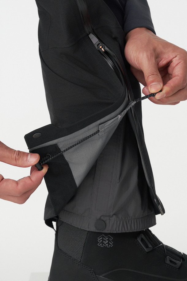 HERO (히어로) 남녀공용 고어텍스 PRO 오버트라우저는 등산, 빙벽 등반, 알파인 등 다양한 겨울철 아웃도어 활동에 적합한 방수, 방풍, 투습 기능을 갖춘 긴바지입니다. 3L 고어텍스 프로 소재와 입체 패턴 설계로 뛰어난 내구성과 활동성을 제공하며, BIB 구조와 사이드 풀 지퍼로 편의성을 높였습니다. 레귤러핏으로 제작되었으며, 무지 디자인과 블랙 컬러로 고프코어, 미니멀, 워크웨어 스타일 모두에 잘 어울립니다. 크램폰 착용에도 대응하여 극한의 환경에서도 든든하게 당신을 보호합니다.
