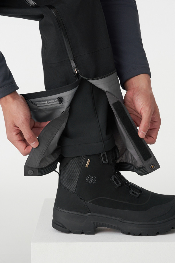 HERO (히어로) 남녀공용 고어텍스 PRO 오버트라우저는 등산, 빙벽 등반, 알파인 등 다양한 겨울철 아웃도어 활동에 적합한 방수, 방풍, 투습 기능을 갖춘 긴바지입니다. 3L 고어텍스 프로 소재와 입체 패턴 설계로 뛰어난 내구성과 활동성을 제공하며, BIB 구조와 사이드 풀 지퍼로 편의성을 높였습니다. 레귤러핏으로 제작되었으며, 무지 디자인과 블랙 컬러로 고프코어, 미니멀, 워크웨어 스타일 모두에 잘 어울립니다. 크램폰 착용에도 대응하여 극한의 환경에서도 든든하게 당신을 보호합니다.
