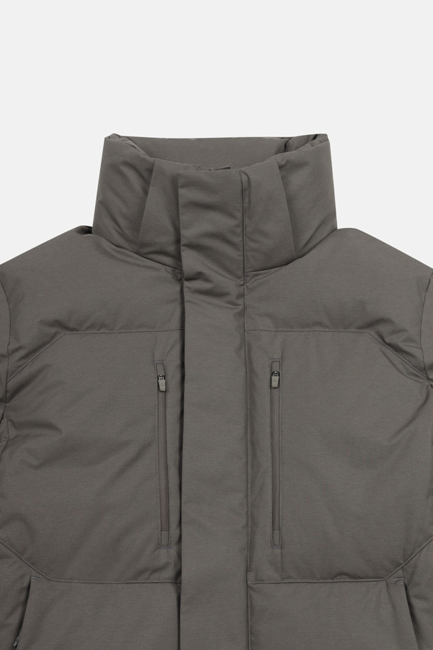 남성 헤비다운은 혹한의 추위에도 끄떡없는 보온성을 제공하는 남성용 아우터입니다. 방풍, 방수, 투습 기능과 부드러운 촉감의 기모 안감으로 쾌적한 착용감을 선사하며, 리사이클 다운 충전재로 환경까지 생각했습니다. 릴랙스핏 디자인과 후드 탈부착, 핏 조절 기능으로 등산룩, 캠핑룩 등 다양한 TPO에 활용 가능하며 스포티, 고프코어, 미니멀 스타일 연출에도 적합합니다. 폴리에스터, 나일론, 고어텍스 소재를 사용하여 내구성을 높였습니다.
