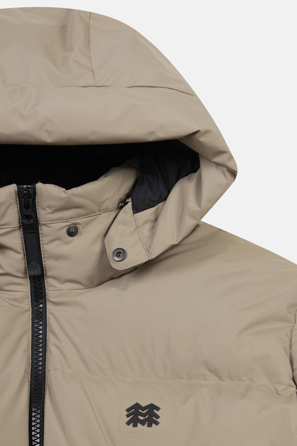 남성 퀼팅 다운 재킷은 겨울철 하이킹과 같은 아웃도어 활동에 적합한 보온성을 제공합니다. 방풍 기능과 경량 설계를 갖춰 활동성을 높였으며, 탈부착 가능한 후드가 있어 다양한 스타일 연출이 가능합니다. 레귤러 핏으로 제작되어 편안한 착용감을 선사하며, 폴리에스터, 나일론, 다운 소재를 사용하여 보온성을 극대화했습니다. 뛰어난 보온성과 더불어, 캐주얼, 고프코어, 미니멀 스타일을 모두 소화 가능하여 등산룩, 캠핑룩, 여행룩 등 다양한 TPO에 활용할 수 있습니다. 퀼팅 처리된 디자인은 세련된 느낌을 더하며, 리사이클 소재를 사용하여 친환경적인 가치를 더했습니다.
