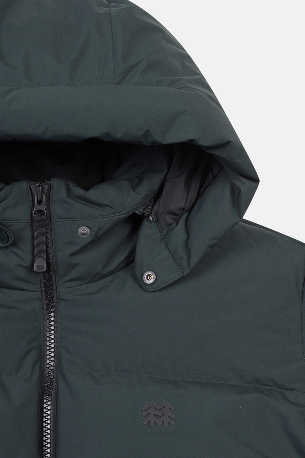 남성 퀼팅 다운 재킷은 겨울철 야외 활동을 위한 완벽한 선택입니다. 방풍 기능과 뛰어난 보온성으로 쾌적함을 유지하며, 가볍고 활동적인 경량 디자인을 자랑합니다. 등산, 캠핑, 여행 등 다양한 TPO에 활용 가능하며, 캐주얼, 고프코어, 미니멀 스타일을 모두 소화합니다. 탈부착 후드와 친환경 리사이클 소재를 사용하여 실용성과 지속 가능성을 더했습니다. 레귤러핏으로 편안한 착용감을 제공하며, 퀼팅 패턴이 돋보이는 디자인입니다.
